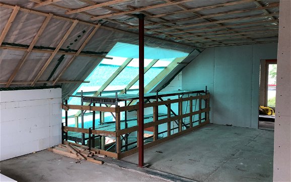 Die Galerie des Hauses mit verglaster Dachfläche.
