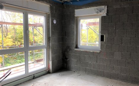 Die Wohnräume sind mit bodentiefen Fensterelementen ausgestattet, die für eine optimale Belichtung sorgen.