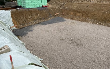 Für den Aufbau des Kern-Hauses wurde Mutterboden abgetragen und eine Baugrube geschaffen.
