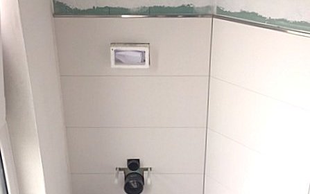 WC-Fliesenwand