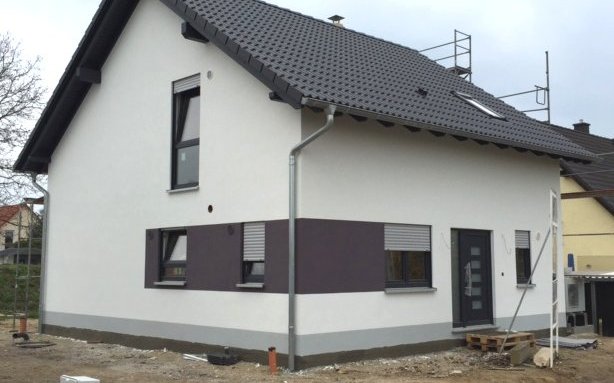 Haus mit farbigem Außenputzapplikation ohne Gerüst.