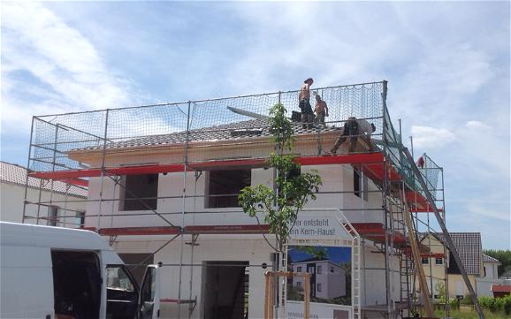 Beginn der Arbeiten an der Dacheindeckung.