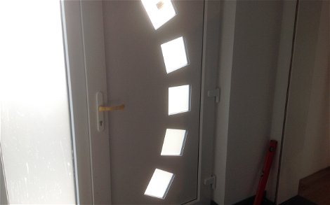 Schöne Licht-/Schatteneffekte durch die Haustürgestaltung.