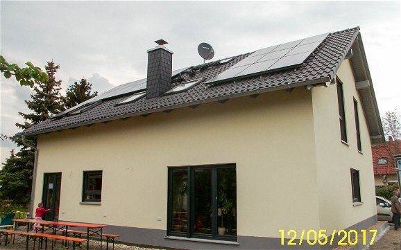 Terasse Familienhaus Außenansicht Photovoltaik