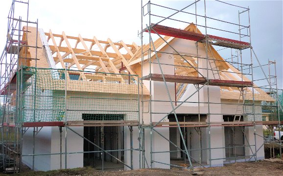 Mit dem Dachstuhl erhält man einen ersten Eindruck vom Aussehen des fertigen Haus.