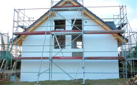 Ein Blick auf die Dachdeckerarbeiten an der Giebelseite des Eigenheims.
