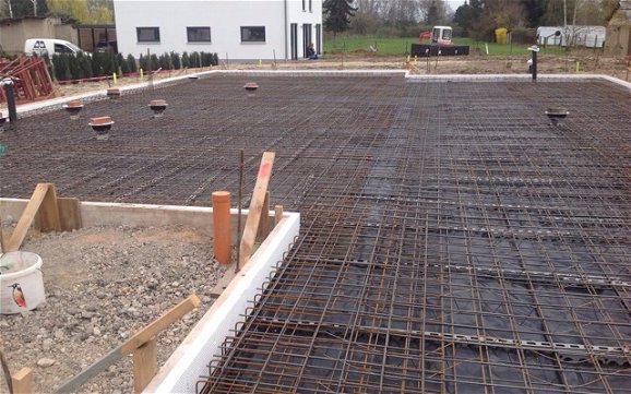 Vorbereitete Bodenplatte vor dem Verfüllen  mit Beton.