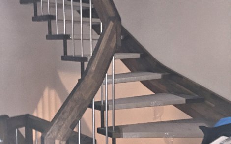 Stahl-Holztreppe mit dunklen Stufen