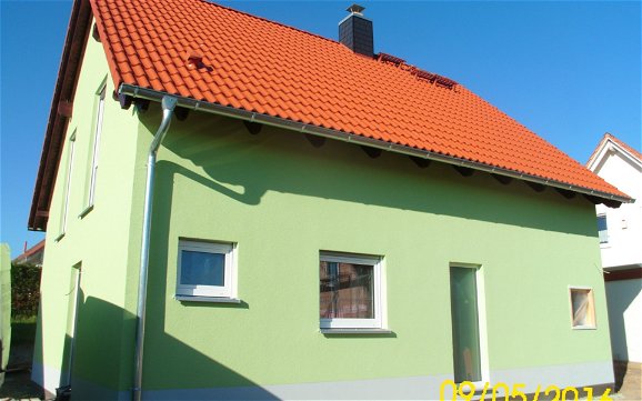 Haus ohne Gerüst mit grünem Außenputz