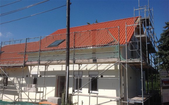 Dacheindeckung und Einbau der Fenster in Rohbau