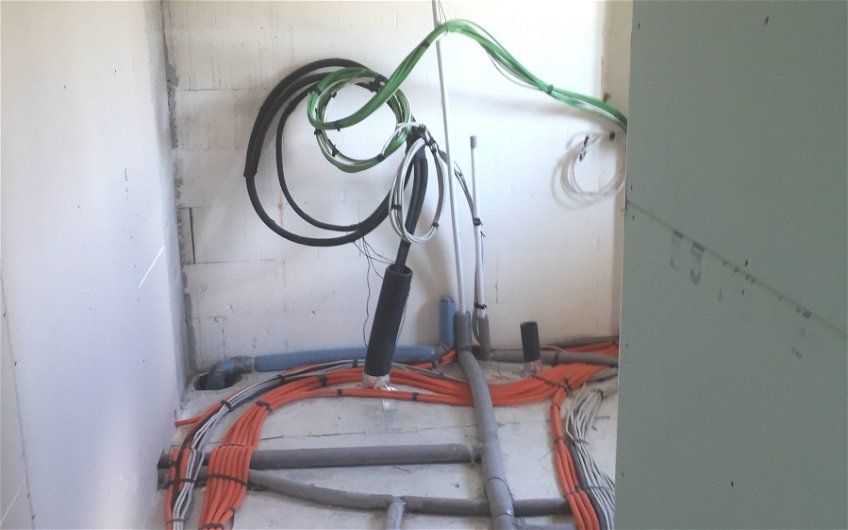 Installation von Strom- und Wasserleitungen im Hausinneren