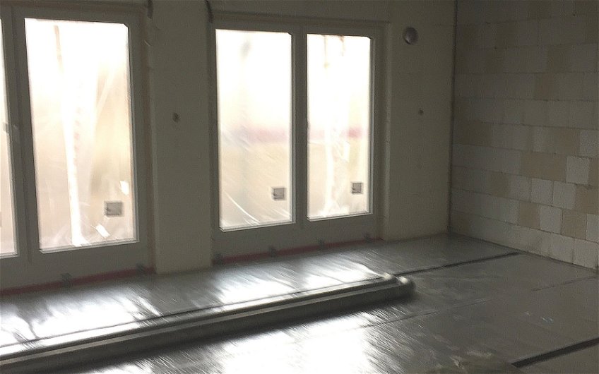 Bodenplattenisolierung und Fenstereinbau
