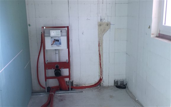Installation von Sanitär und Leitungen