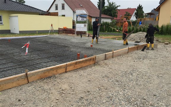 Verfüllen der Bodenplatte mit Beton