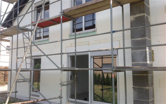 Einbau der Fenster in Kern-Haus Familienhaus