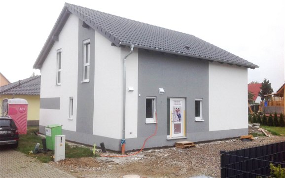 Fertigstellung Außenputz Kern-Haus Familienhaus 