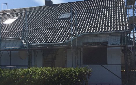 Fertigstellung Dach mit Dachziegeln mit Hauseingang
