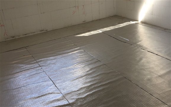 Bodenplattenisolierung im Hausinneren