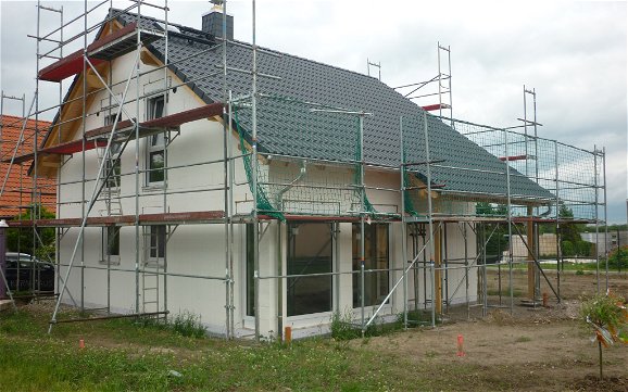 Dacheindeckung und Fenstereinbau in Rohbau
