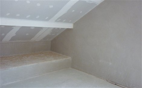 Estrichboden im Dachgeschoss mit Nische
