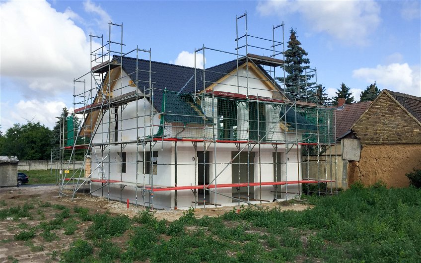 Familienhaus mit Dacheindeckung Gartenansicht
