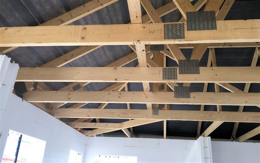 Holzbalken und Dachstuhl innen
