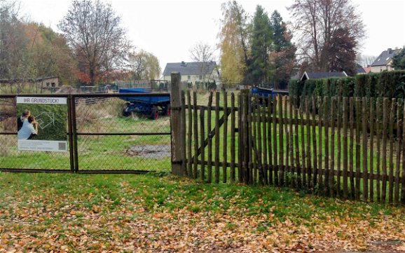 Grundstück vor Baubeginn mit Zaun
