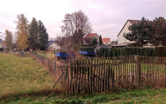 Grundstück mit Zaun