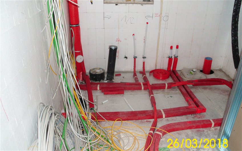 Kabel und Leitungen im Hauswirtschaftsraum des Kern-Haus Rohbaus
