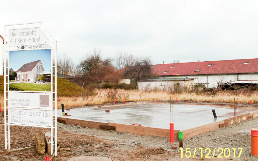 Bodenplatte mit Kern-Haus-Bauschild