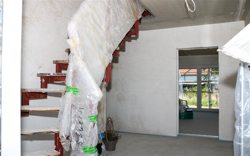 Flur mit Treppe im Kern-Haus Rohbau Family