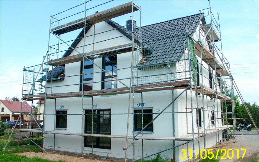 Dacheindeckung und Einbau Fensterelemente Rohbau Kern-Haus