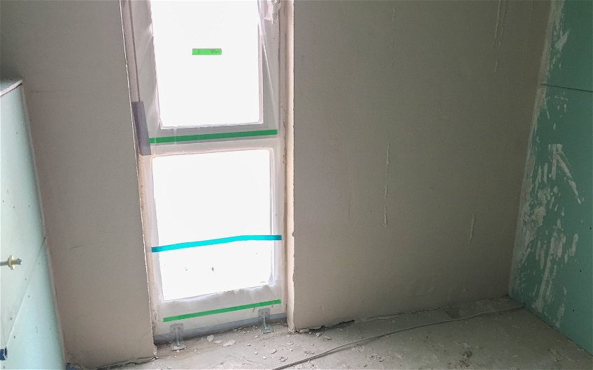 Bodentiefes Fenster im Bad im Dachgeschoss