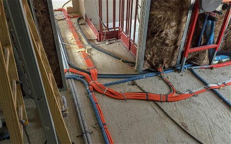 Kabel auf Betonboden des Kern-Haus Rohbaus