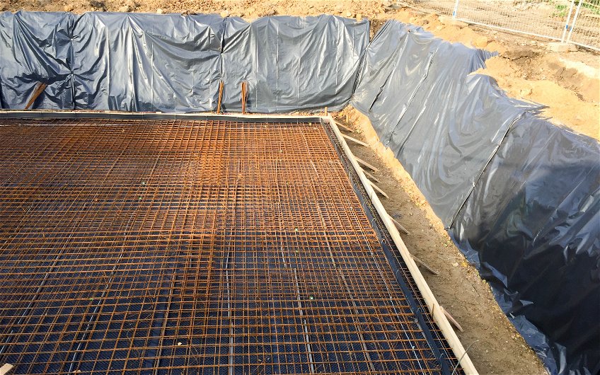 Armierung Bodenplatte in Baugrube