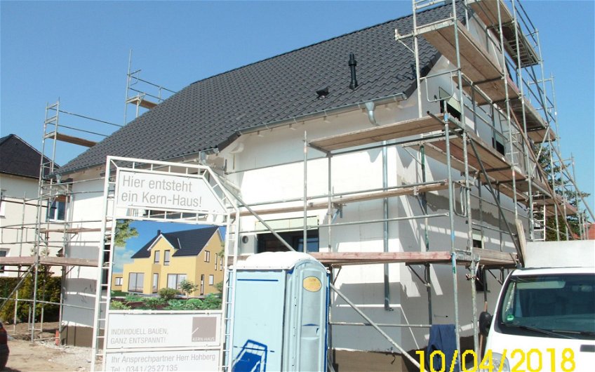 Kern-Haus Rohbau mit Bauschild in Portitz