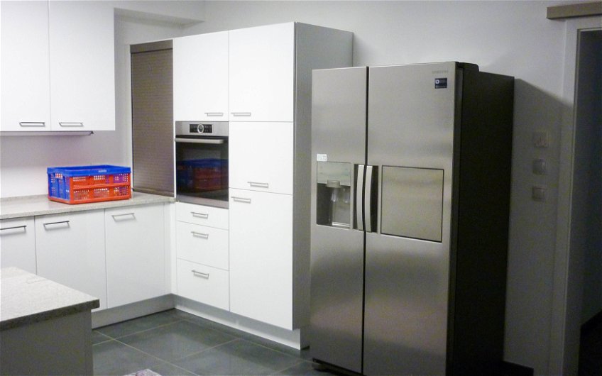 Kühlschrank in großer weißer Küche