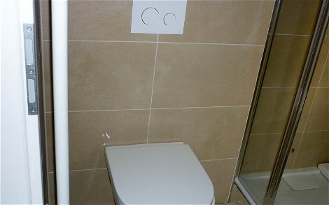 Wandfliesen beige im Gästebad mit WC und Dusche