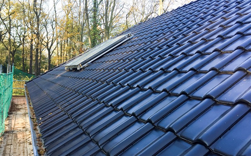 Bungalow Dach mit Solarpanelen