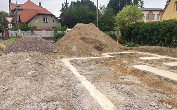 Vorbereitung Gründungspolster mit alten Grenzmauern für Kern-Haus in Delitzsch
