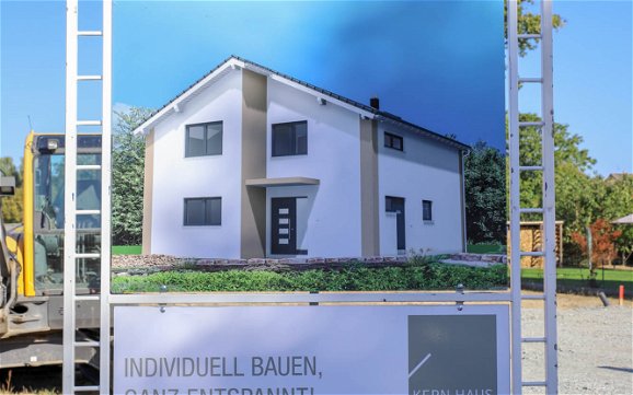 Bauschild mit Kern-Haus in Falkenhain