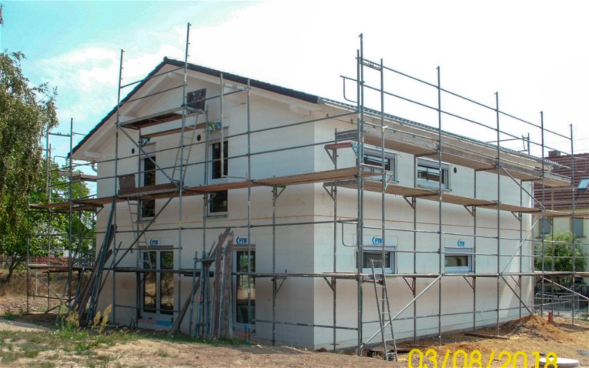 Dacheindeckung und Fenstereinbau in individuelles Kern-Haus Vero in Dewitz