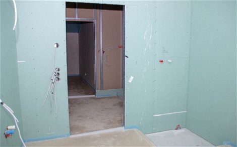 Bad im Obergeschoss mit Vorbereitung für Dusche in Kern-Haus Rohbau in Dewitz