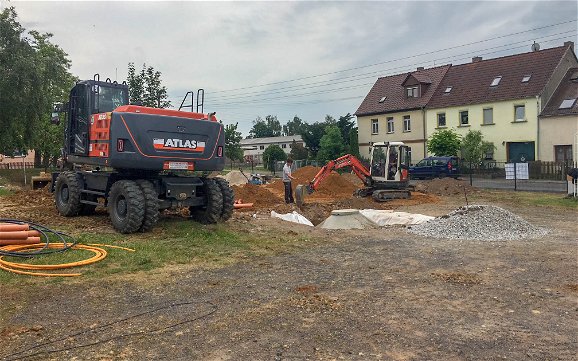 Beginn der Tiefbauarbeiten auf Grundstück für Bau eines Kern-Haus in Dewitz