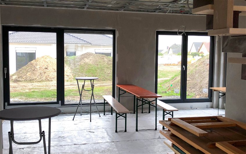 Flur mit Blick auf Terrasse in Kern-Haus Rohbau in Großpösna