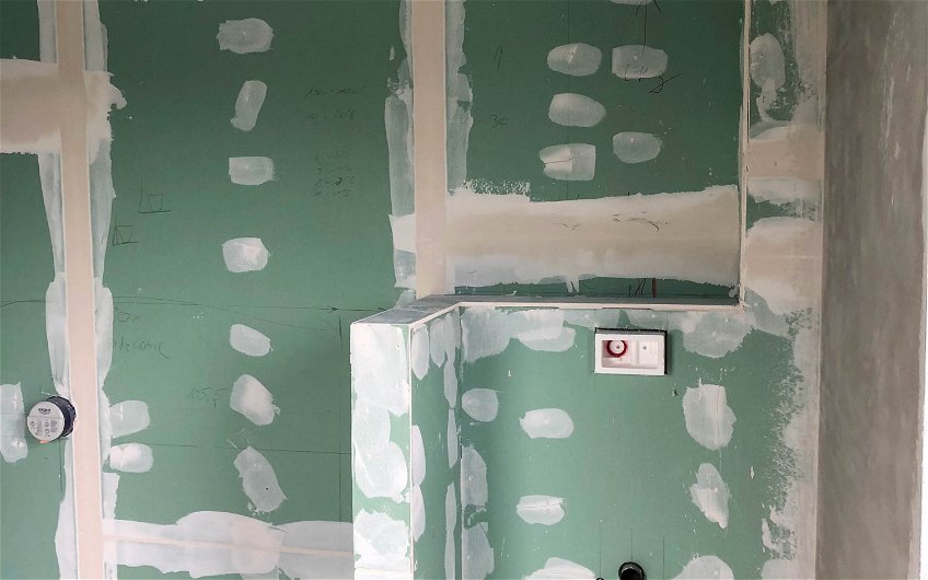 Trockenbau Schamwand am WC im Bad des Kern-Haus Rohbaus in Großpösna