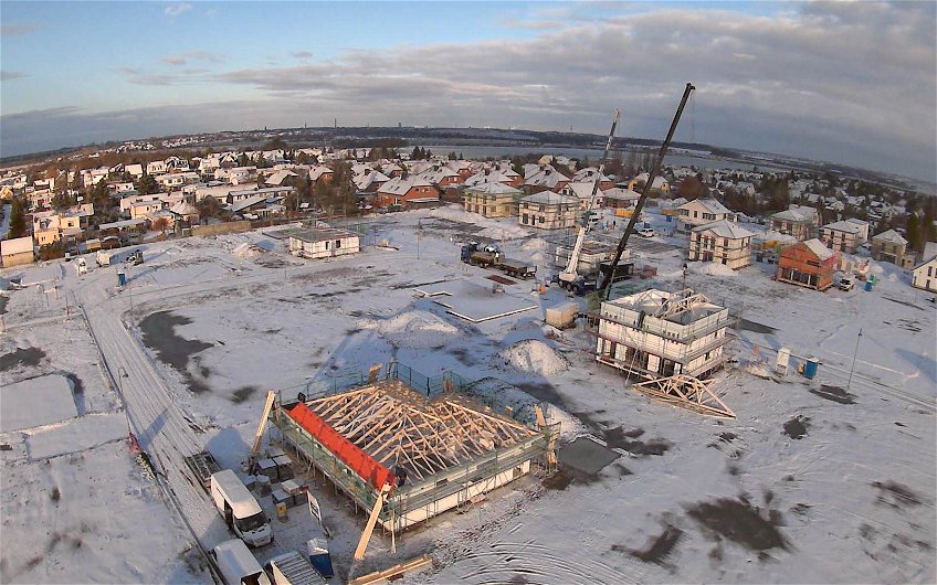 Baugebiet in Großpösna bei Schnee mit Kern-Haus Stadtvilla Rohbau