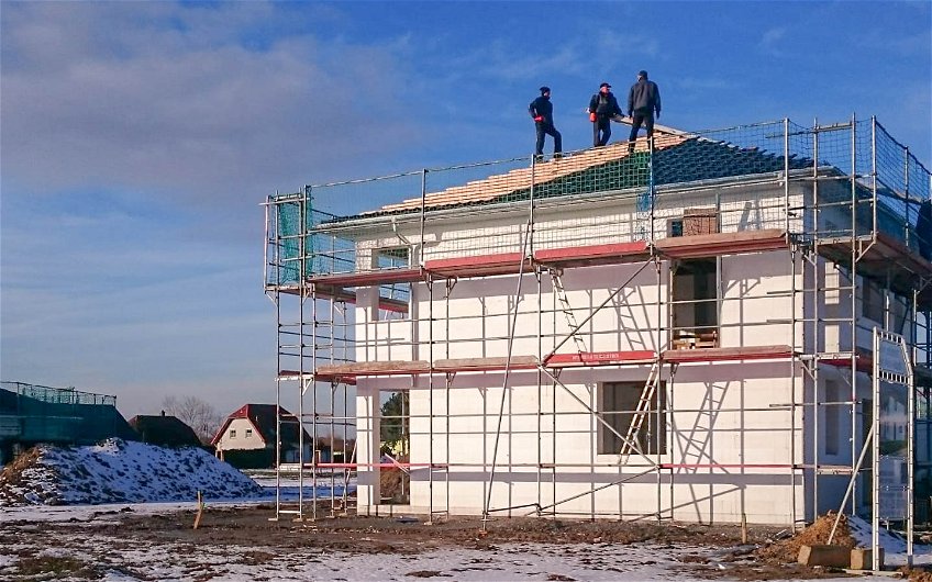 Dachdecker beim Eindecken des Walldaches für Kern-Haus Stadtvilla in Großpösna