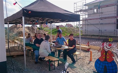 Gäste unter Bierzelt auf Kern-Haus Rohbaufest für Stadtvilla in Großpösna