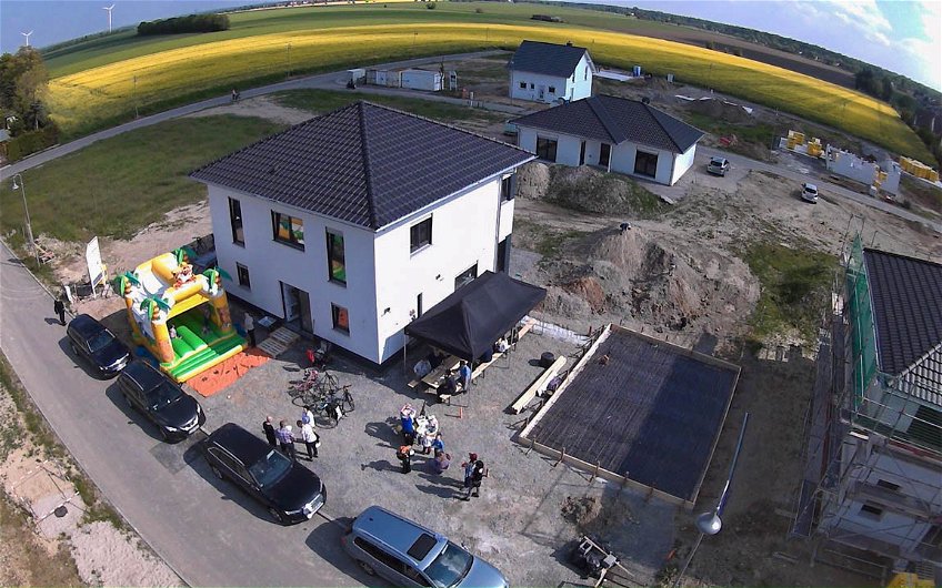 Rohbaufest für Kern-Haus Stadtvilla in Großpösna aus der Luftperspektive